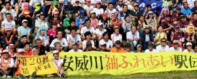 写真左下「安」の字脇に座る女性が主催者の山田セツさん
