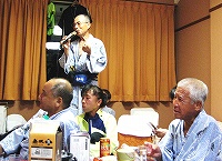 カラオケ・トップバッターの出村さん