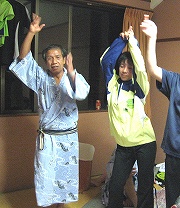 「UFO」を踊る須田さん吉田さんと映ってない右は坂本さん