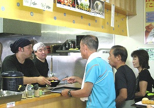 「ワンタン麺と餃子、ひとつ！」「ウチ、うどん屋ですけど・・・」