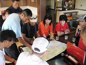 コースを説明する上山さん