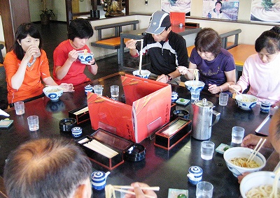 一心にうどんをすする皆さん