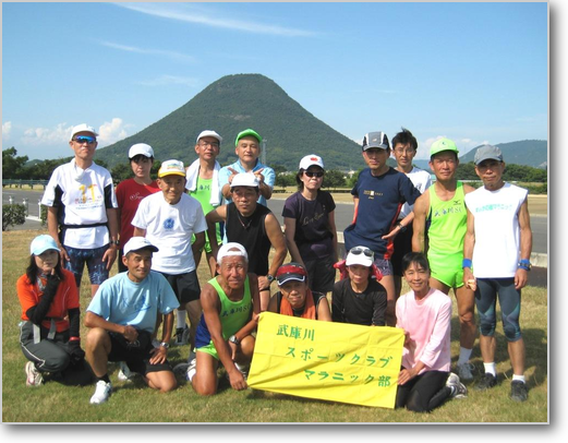 讃岐富士をバックに記念写真