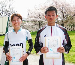 5Km優勝の住村知美さん（左）と黒川陽平さん