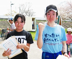 10Km優勝の藤崎麻理香さん（左）と大西一輝さん