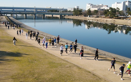 武庫川を走るランナー