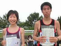 10Kmの部で優勝の長村皓允さんと石川友江さん