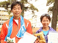 5Kmの部で優勝の山脇健治さんと糸氏明子さん