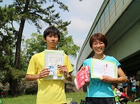 5Kmの部で優勝の水内喜美代さんと楠本正輝さん