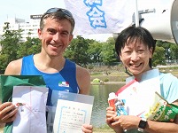 10Kmの部で優勝のコリン・フィッシュウイックさんと石川友江さん