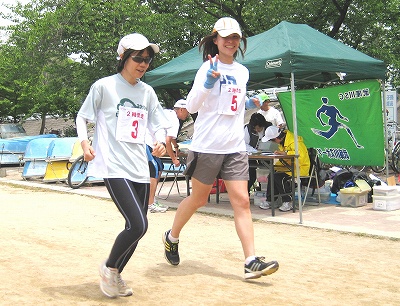 2時間走を走る仁木恵理子さんと中島忍さん