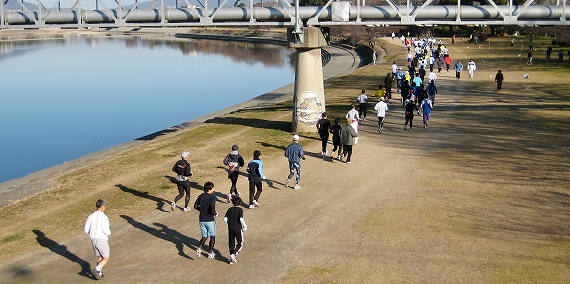 武庫川河川敷を走るランナーたち
