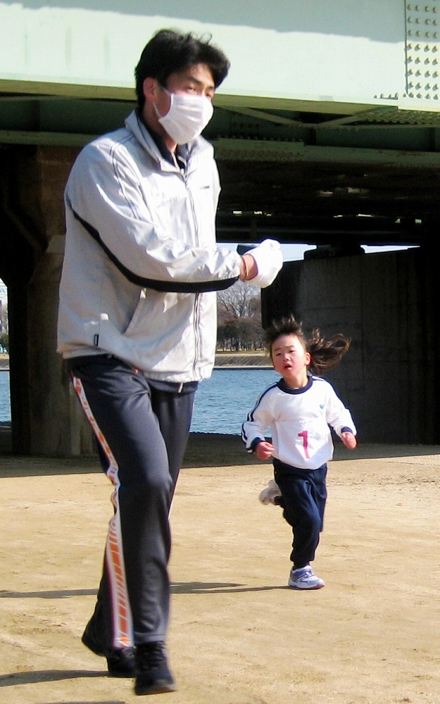 小学生1Kmマラソン出場の村上結希子ちゃん（5才）とお父さん