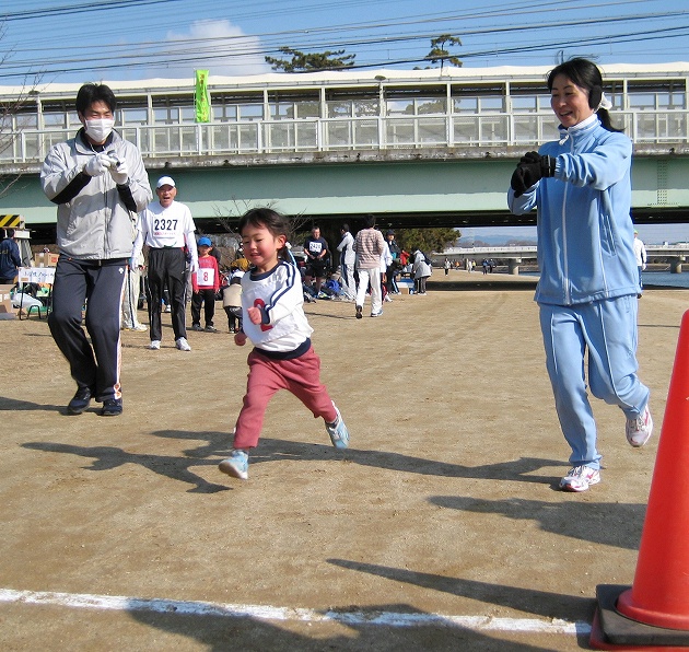 小学生1Kmマラソン、村上咲智子ちゃん（3才）のゴールとご両親