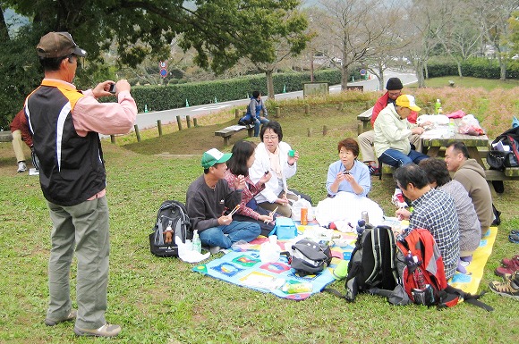 昼食風景を撮影する高野さんを撮影